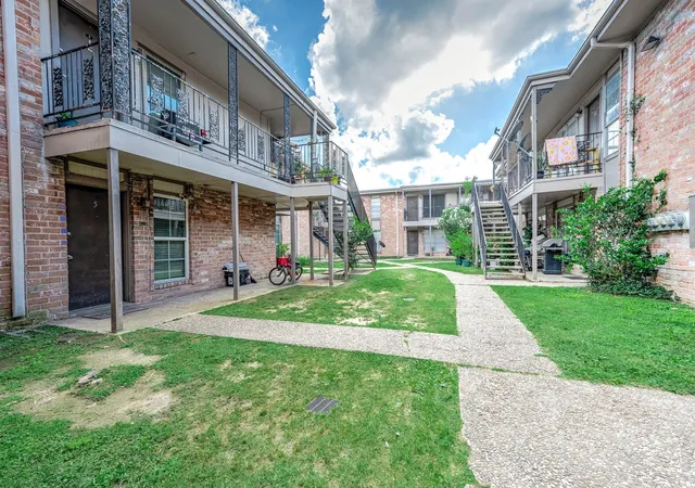 5th image of 9616 Long Point Rd #33, Houston, TX 77055 | MLS# 68404299