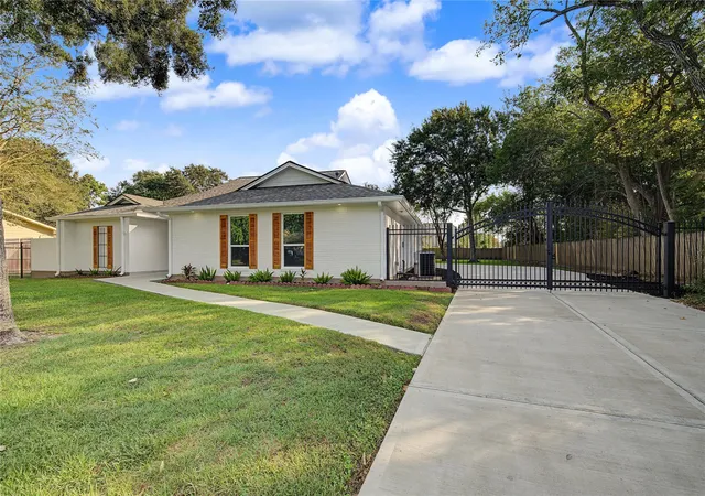Photo 4 of Single family home for sale at 18307 Kings Row, Houston, TX 77058 | MLS# 2310987 | Listing updated on 2026-09-28
