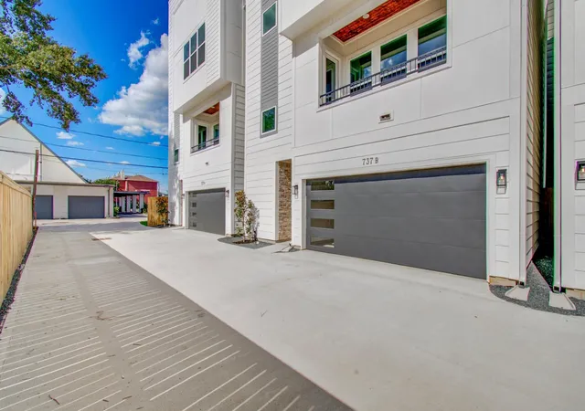 Photo 3 of Single family home for sale at 737 W 21st St #B, Houston, TX 77008 | MLS# 31329647 | Listing updated on 2026-09-19