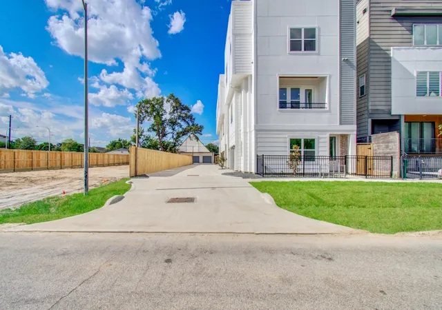 Photo 4 of Single family home for sale at 737 W 21St St #B, Houston, TX 77008 | MLS# 31329647 | Listing updated on 2026-09-20