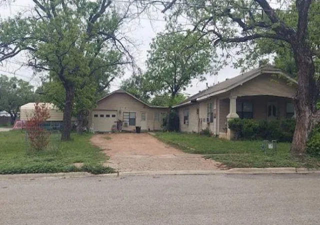 Homes for sale in Brady, TX | 1600 S Wall St, Brady, TX 76825 | MLS# 72332335