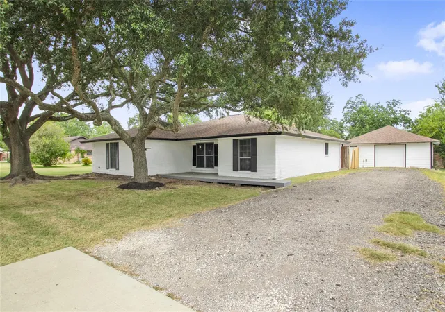 2nd image of 615 S 7th St, La Porte, TX 77571 | MLS# 42353256