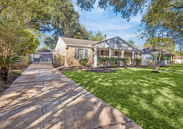 Photo 2 of Sale Pending at 5706 Capello Dr, Houston, TX 77035 | MLS# 5188860 | Listing updated on 2026-09-21