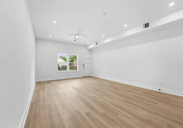 Listing Photo 4 - Condo for sale in building located at 408 E 34th St, Houston, TX 77018