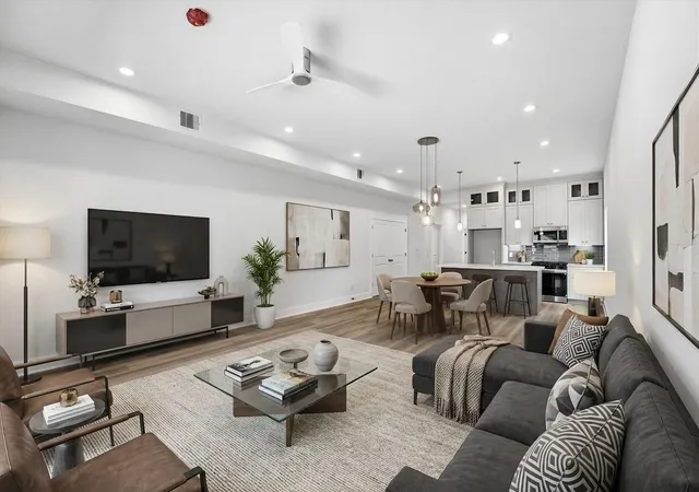Listing Photo 5 - Condo for sale in building located at 408 E 34th St, Houston, TX 77018