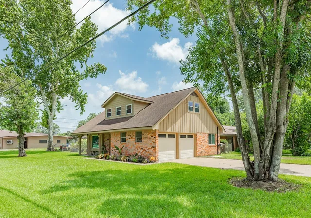 1st image of 811 Loggins Dr, West Columbia, TX 77486 | MLS# 3544840