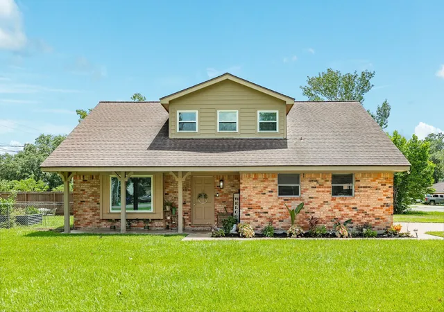 2nd image of 811 Loggins Dr, West Columbia, TX 77486 | MLS# 3544840