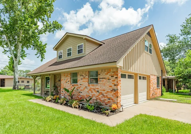 3rd image of 811 Loggins Dr, West Columbia, TX 77486 | MLS# 3544840
