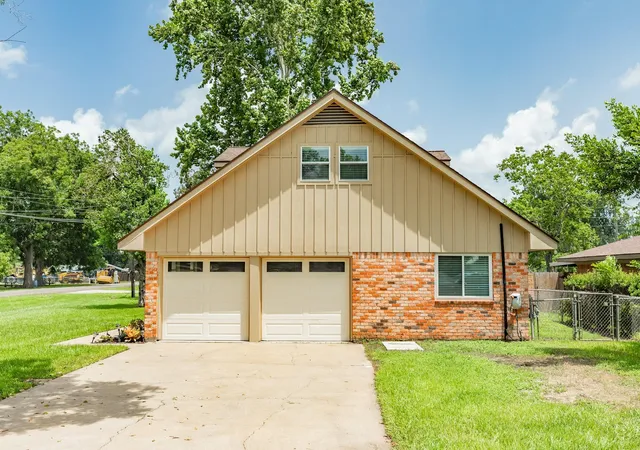 5th image of 811 Loggins Dr, West Columbia, TX 77486 | MLS# 3544840