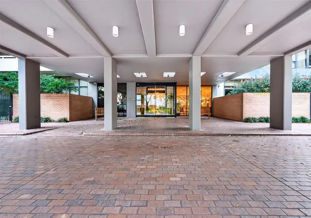 1st image of 15 Greenway Plz #2A, Houston, TX 77046 | MLS# 26857185