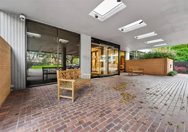 2nd image of 15 Greenway Plz #2A, Houston, TX 77046 | MLS# 26857185