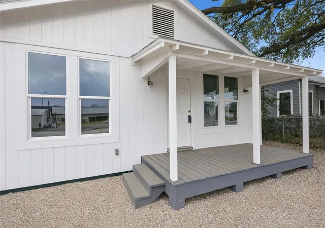 3rd image of 1410 Fannin St, Columbus, TX 78934 | MLS# 89590430