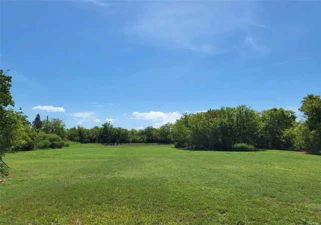 1st image of 333 24th St, Dickinson, TX 77539 | MLS# 72230802