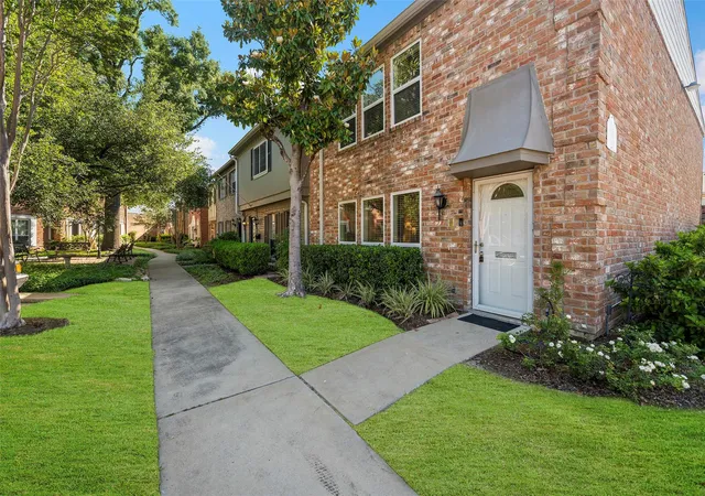 Photo 3 of Townhouse for sale at 14333 Lost Meadow Ln, Houston, TX 77079 | MLS# 78875398 | Listing updated on 2026-07-29