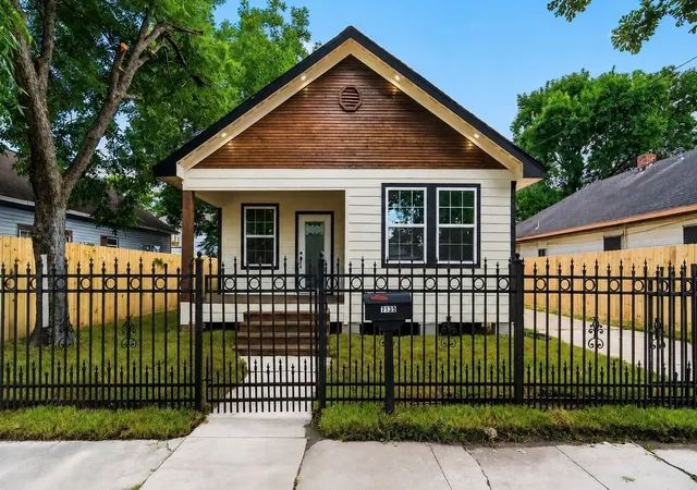 Photo 1 of Single family home for sale at 7135 Avenue E, Houston, TX 77011 | MLS# 69471348 | Listing updated on 2026-09-18