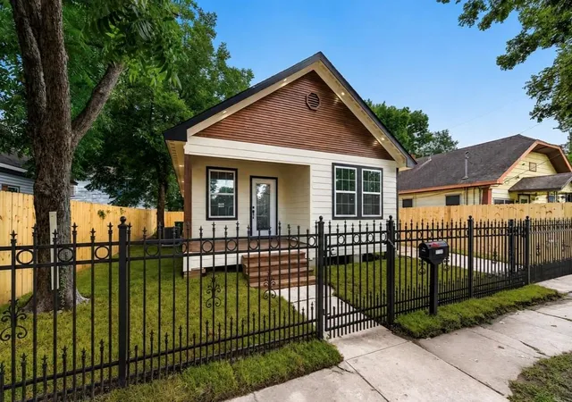 Photo 2 of Single family home for sale at 7135 Avenue E, Houston, TX 77011 | MLS# 69471348 | Listing updated on 2026-09-18