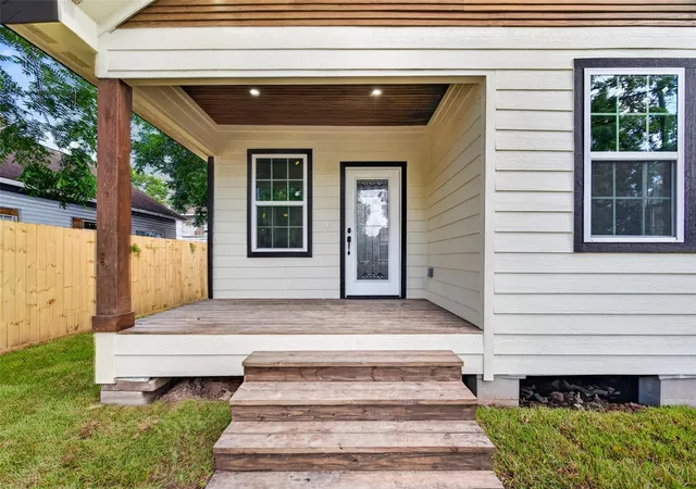 Photo 3 of Single family home for sale at 7135 Avenue E, Houston, TX 77011 | MLS# 69471348 | Listing updated on 2026-09-18