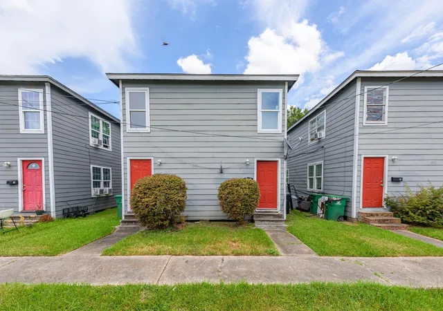 Listing Photo 4 - Condo for sale in building located at 3102 Brackenridge St, Houston, TX 77026