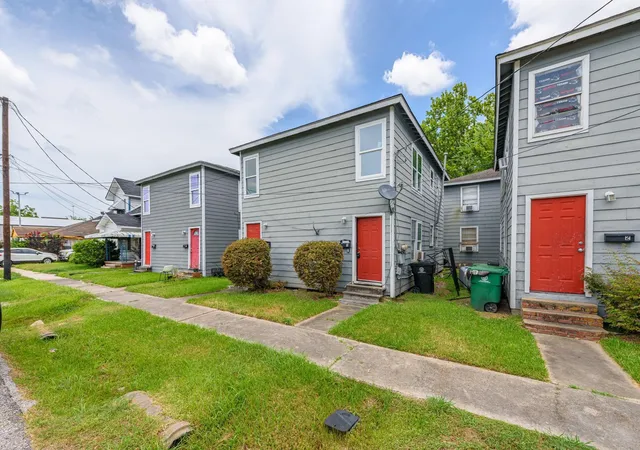 Listing Photo 5 - Condo for sale in building located at 3102 Brackenridge St, Houston, TX 77026