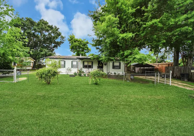 2nd image of 204 Edith St, Highlands, TX 77562 | MLS# 55775058