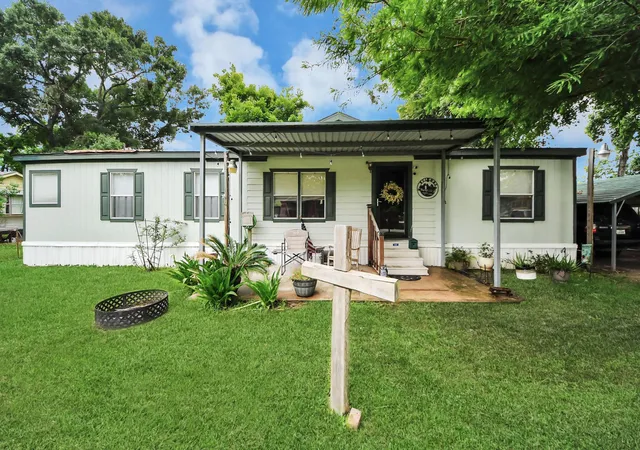 3rd image of 204 Edith St, Highlands, TX 77562 | MLS# 55775058