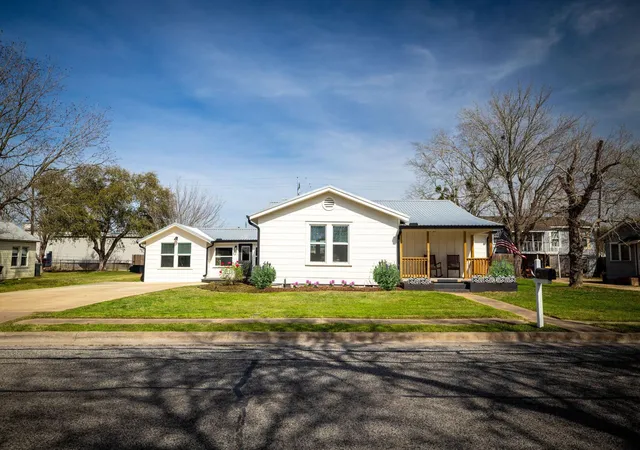 Photo 3 of Single family home for sale at 215 Paulus St, Schulenburg, TX 78956 | MLS# 81946900 | Listing updated on 2026-06-29
