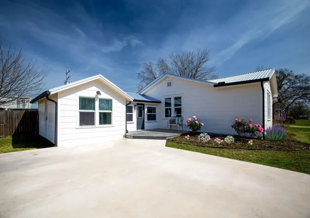 Photo 3 of Single family home for sale at 215 Paulus St, Schulenburg, TX 78956 | MLS# 81946900 | Listing updated on 2026-06-29