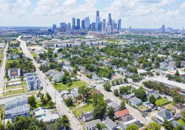 1st image of 1917 Elysian St, Houston, TX 77026 | MLS# 77927690