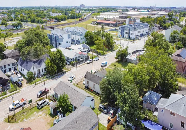 2nd image of 1917 Elysian St, Houston, TX 77026 | MLS# 77927690