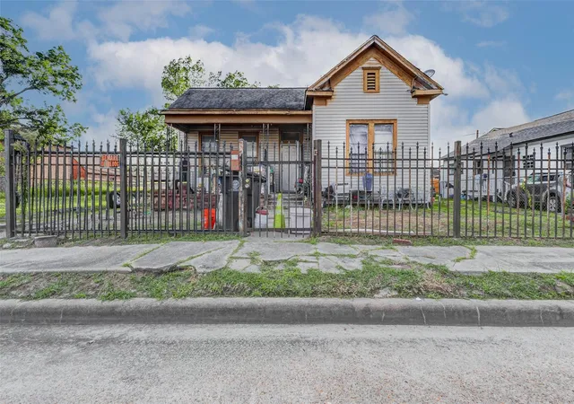 image of 1917 Elysian St, Houston, TX 77026 | MLS# 77927690