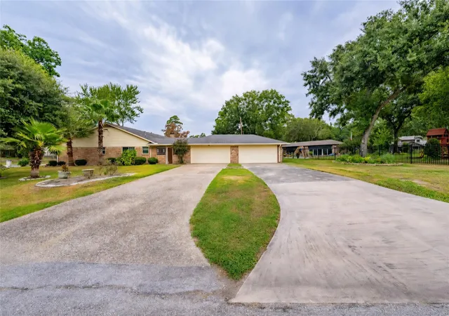 Photo 3 of Single family home for sale at 19202 Casper Dr, Spring, TX 77373 | MLS# 80765691 | Listing updated on 2026-09-01