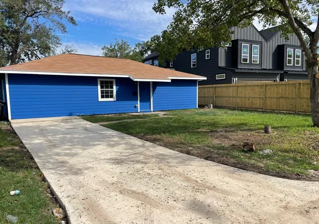 Photo 3 of Single family home for sale at 4913 Chennault Rd, Houston, TX 77033 | MLS# 36231859 | Listing updated on 2026-09-20