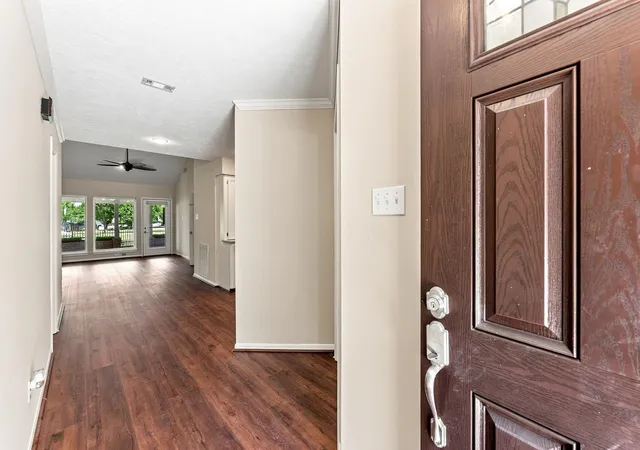 Photo 3 of Single family home for sale at 20 Golfview Manor Rd, Huntsville, TX 77340 | MLS# 13164578 | Listing updated on 2026-09-28