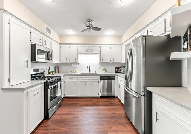 Photo 3 of Single family home for sale at 20 Golfview Manor Rd, Huntsville, TX 77340 | MLS# 13164578 | Listing updated on 2026-09-28