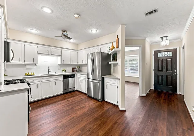 Photo 4 of Single family home for sale at 20 Golfview Manor Rd, Huntsville, TX 77340 | MLS# 13164578 | Listing updated on 2026-09-28