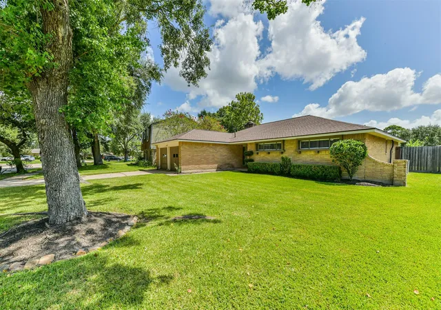 2nd image of 311 Stonehenge Ln, Friendswood, TX 77546 | MLS# 39927676