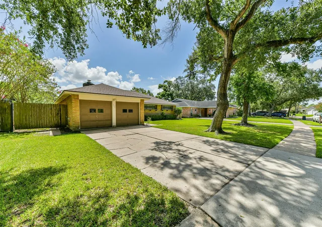 Photo 3 of Single family home for sale at 311 Stonehenge Ln, Friendswood, TX 77546 | MLS# 39927676 | Listing updated on 2026-09-06