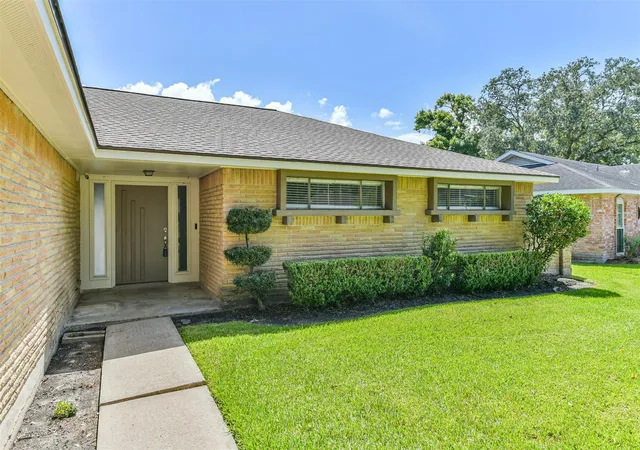 Photo 3 of Single family home for sale at 311 Stonehenge Ln, Friendswood, TX 77546 | MLS# 39927676 | Listing updated on 2026-09-06