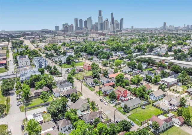2nd image of 2020 Elysian St, Houston, TX 77026 | MLS# 60854476