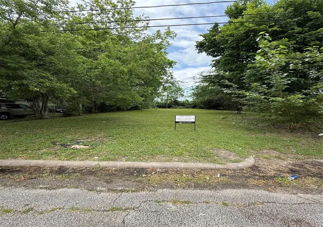 Photo 3 of Land for sale at 4612 Mayflower St, Houston, TX 77033 | MLS# 18549759 | Listing updated on 2026-08-28