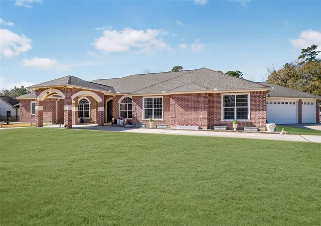 1st image of 33519 Hillside Dr, Pinehurst, TX 77362 | MLS# 71434360