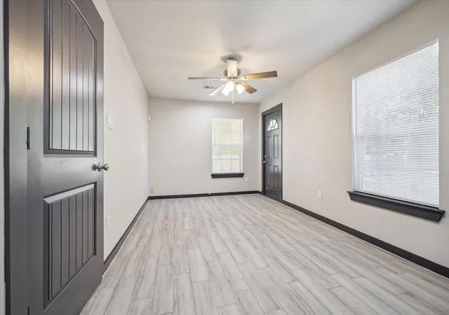 Listing Photo 5 - Condo for sale in building located at 4606 Denmark St, Houston, TX 77016