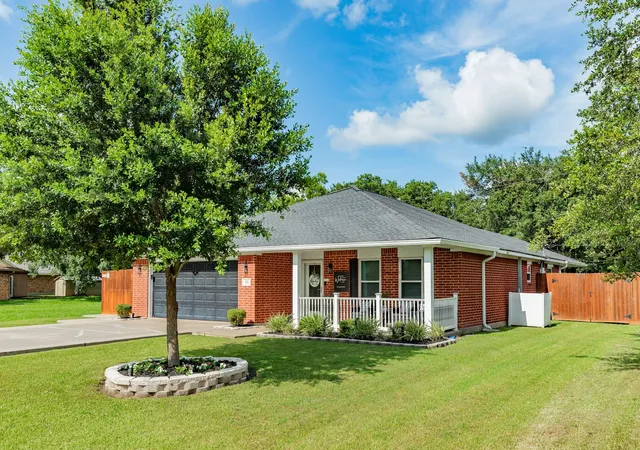 1st image of 112 Lillian Dr, West Columbia, TX 77486 | MLS# 37205962