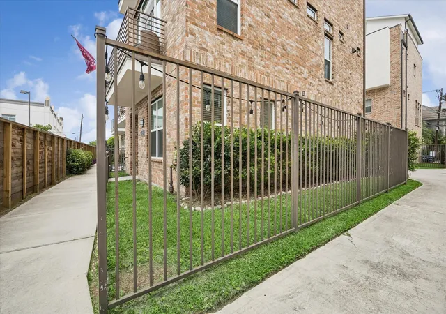3rd image of 1020 Patterson St, Houston, TX 77007 | MLS# 97744898