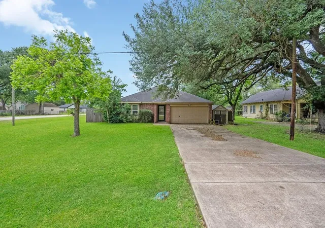 1st image of 339 N Missouri St, Wallis, TX 77485 | MLS# 26072683