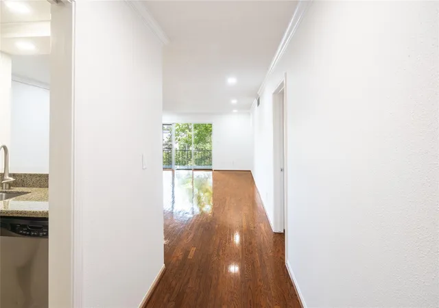 Photo 1 of Condo for sale at 6521 Bayou Glen Rd, Houston, TX 77057 | MLS# 36190765 | Listing updated on 2026-08-29