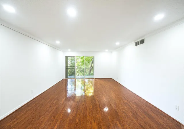 Photo 2 of Condo for sale at 6521 Bayou Glen Rd, Houston, TX 77057 | MLS# 36190765 | Listing updated on 2026-08-29