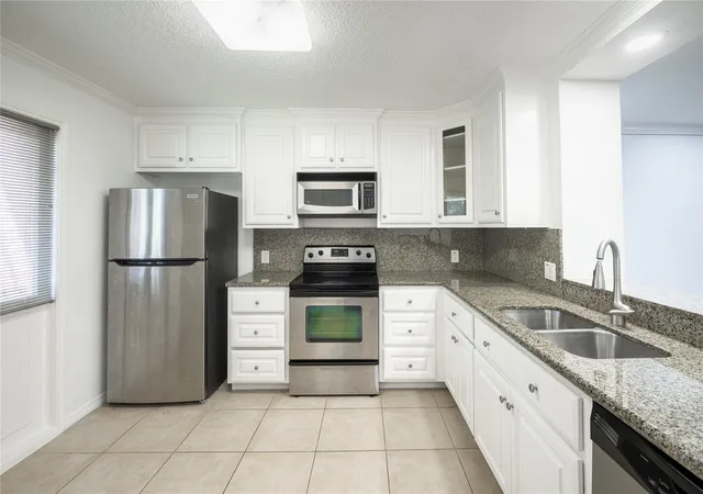 Photo 3 of Condo for sale at 6521 Bayou Glen Rd, Houston, TX 77057 | MLS# 36190765 | Listing updated on 2026-08-29
