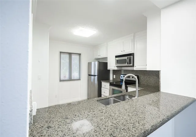 Photo 3 of Condo for sale at 6521 Bayou Glen Rd, Houston, TX 77057 | MLS# 36190765 | Listing updated on 2026-08-29