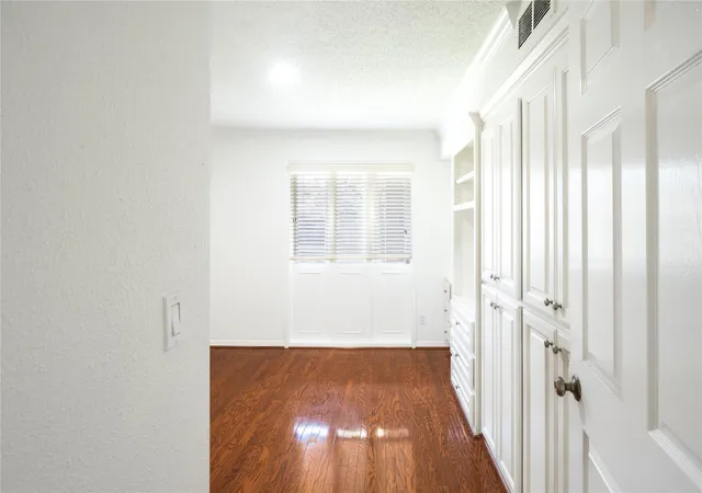 Photo 4 of Condo for sale at 6521 Bayou Glen Rd, Houston, TX 77057 | MLS# 36190765 | Listing updated on 2026-08-29